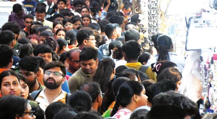 শপিংয়ের ভিড়ে সক্রিয় ডেলি প্যাসেঞ্জার ছিনতাইবাজ
