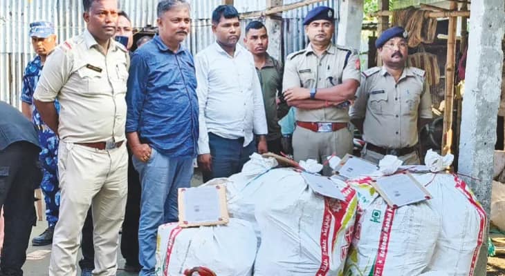 বাঙ্কারে লুকিয়ে রাখা ‘গুপ্তধন’ কাফ সিরাপ-গাঁজা বাজেয়াপ্ত, গ্রেফতার ২