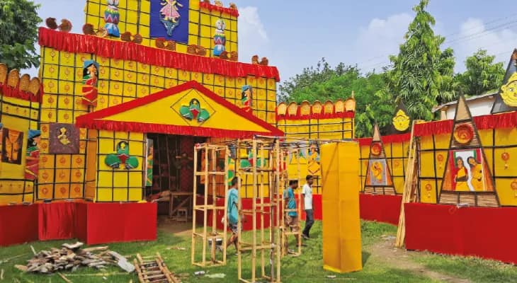 হেমতাবাদ প্রতিবাদ ক্লাবের পুজো মণ্ডপে ‘পটচিত্রে নারীর কথা’