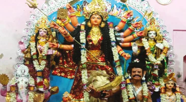 সতীর নথ ও নোয়া পরিয়ে দুর্গাপুজো হয় হাটবসন্তপুরের ঘোষাল বাড়িতে