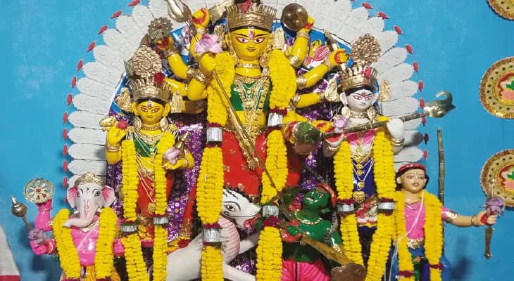 শান্তিপুরে চাঁদুনী বাড়ির পুজো, নবমীর ভোগে থাকে ইলিশের ঝাল
