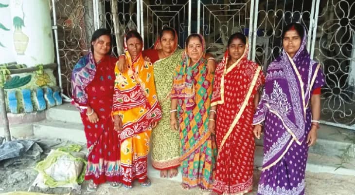 মৈপীঠের গ্রামে আকর্ষণের  কেন্দ্রে নারী বাহিনীর পুজো
