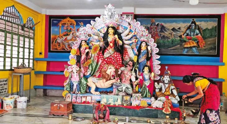 থিম নয়, ঐতিহ্যে ভর করেই বনগাঁর ‘প্রথম’ বারোয়ারি টাউন ক্লাবে পুজো