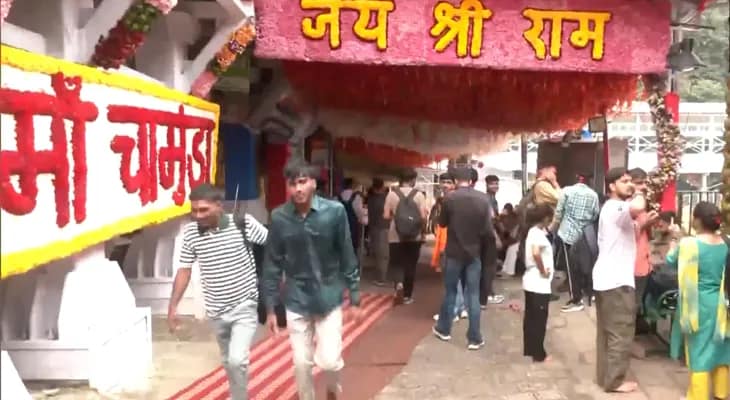 শারদীয়া নবরাত্রি উপলক্ষ্যে ফুল দিয়ে সাজানো হল জম্মু ও কাশ্মীরের মাতা বৈষ্ণোদেবী ভবন