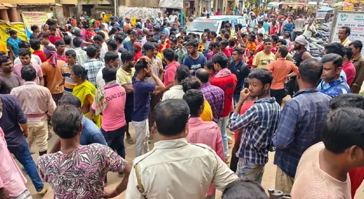 ভুল চিকিৎসায় রোগী মৃত্যুর অভিযোগ, পথ অবরোধে পরিজনেরা