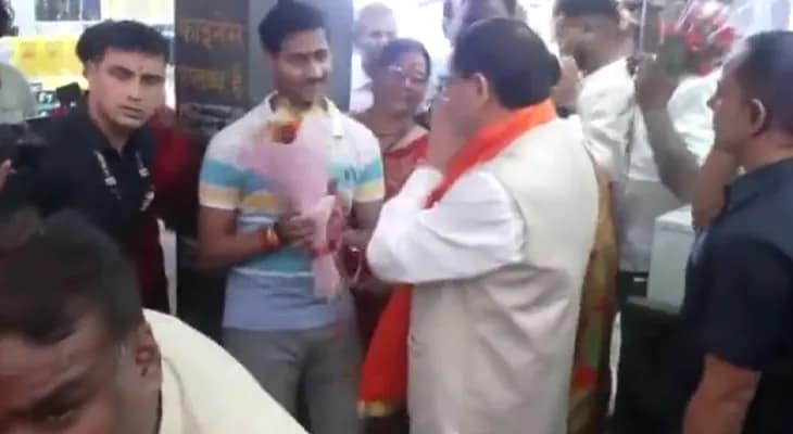 জিএসটি হারে পরিবর্তনের পরই দেরাদুনের প্রেমনগর মার্কেটে গেলেন উত্তরাখণ্ডের মুখ্যমন্ত্রী পুষ্কর সিং ধামি, কথা বললেন স্থানীয় ব্যবসায়ীদের সঙ্গে