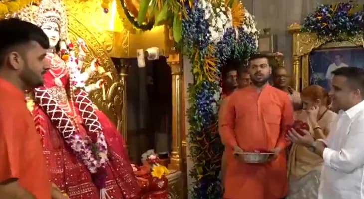 নবরাত্রি উপলক্ষ্যে সুরাতের আম্বাজি মন্দিরে পুজো দিতে গেলেন গুজরাতের স্বরাষ্ট্রমন্ত্রী হর্ষ সাংভি