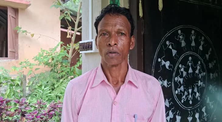 গোরুমারার প্রথম গাইড মঙ্গল কোরা এখন চেনাচ্ছেন জনজাতির সংস্কৃতি