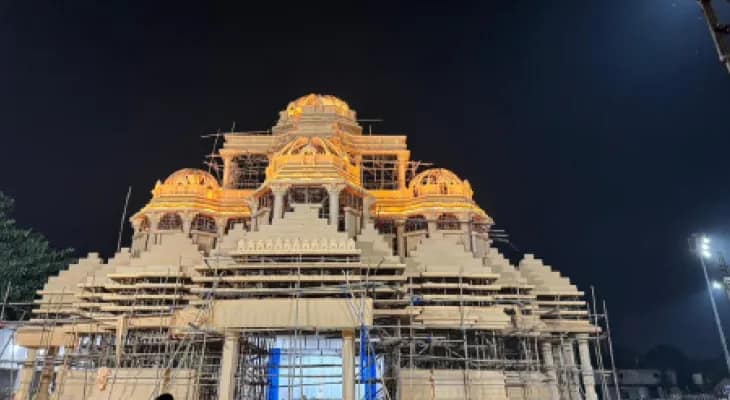 বাংলার শিল্পীরা মণ্ডপ গড়ছেন  রায়পুরে, মূর্তিও