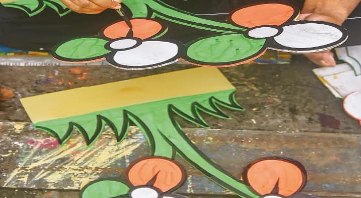 নেতৃত্বের কড়া দাওয়াই, বোধনের আগেই ‘মঙ্গলবার্তা’ মঙ্গলকোটে, দ্বন্দ্ব ভুলে সবুজ মিষ্টি বিলি, খুলল তৃণমূলের পার্টি অফিস