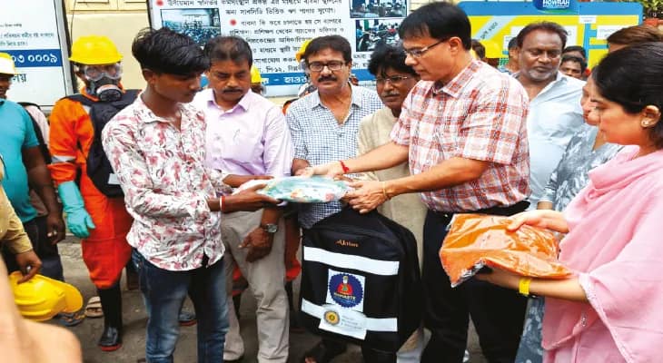 বকেয়া পেলেন হাওড়া পুরসভার সাফাই কর্মীরা, চুক্তিভিত্তিক কর্মীদের বেতন বৃদ্ধি