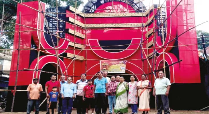 মুঠো মুঠো চাল জমিয়ে পুজো শুরু করেন দ্বারিকার গৃহবধূরা