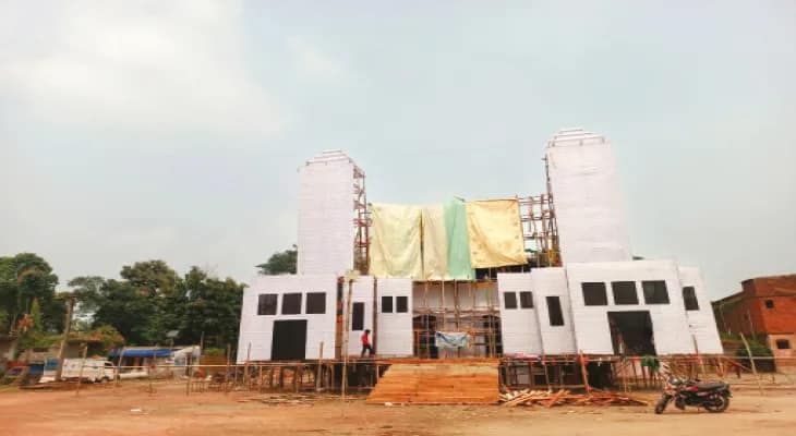 ইতালির রাজপ্রাসাদের মতো মণ্ডপ সরাইপাড়া ষোলোআনা কমিটির