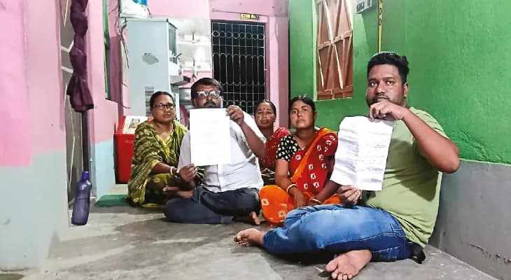 উন্নয়ন হয়নি, কাটোয়ায় পঞ্চায়েত প্রধানের ঘরের সামনে ধরনায় পাঁচ সিপিএম সদস্য