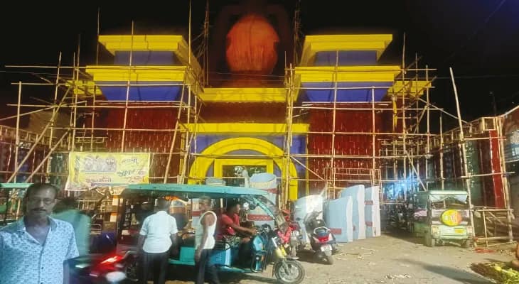 অপারেশন সিন্দুরকে সামনে রেখে উত্তরপাড়া ব্যবসায়ী সমিতির এবারের থিম ‘শ্রদ্ধাঞ্জলি’