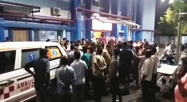পিছনে ধাক্কা কন্টেনারের, ভয়াবহ দুর্ঘটনা, হুড়মুড়িয়ে ট্রাভেলার ঢুকল মেলায়, সম্পাদক সহ মৃত ২