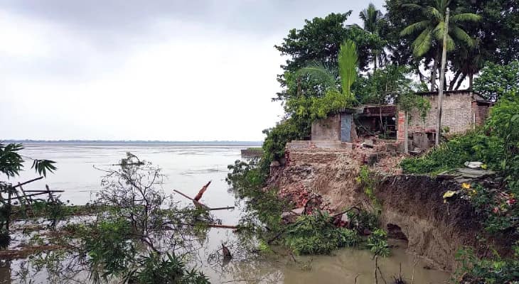 রঘুনাথগঞ্জে পদ্মার ভাঙনে ৬০ বিঘা জমি
