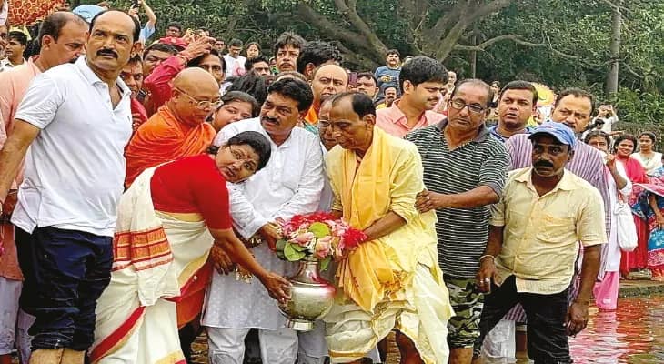 সর্বমঙ্গলা মায়ের ঘটোত্তোলন বিশেষ মুহূর্তে উপস্থিত জেলাশাসক