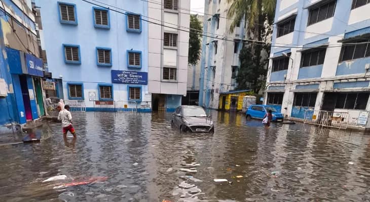 জলমগ্ন আর জি কর মেডিকেল কলেজ চত্বর