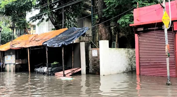 দেবীপক্ষে ‘অসুর’ বৃষ্টির জেরে বিপর্যস্ত তিলোত্তমা! জল নামাতে তৎপর কলকাতা পুরসভা