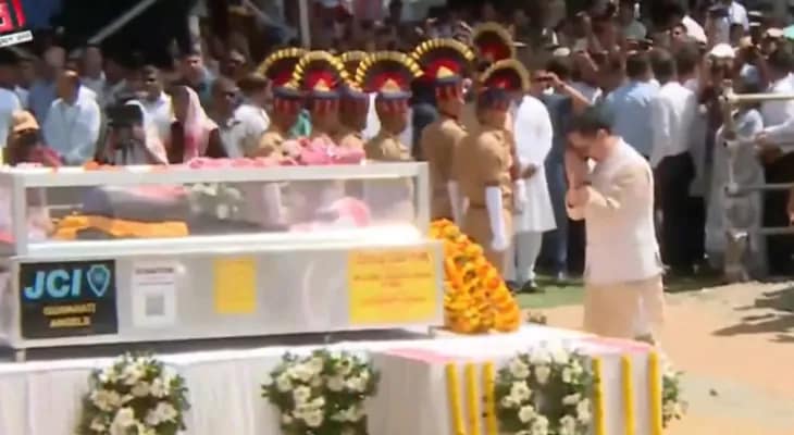 অসমের কামরুপে গায়ক জুবিন গর্গকে শেষ শ্রদ্ধা জানালেন কেন্দ্রীয় মন্ত্রী কিরেণ রিজিজু