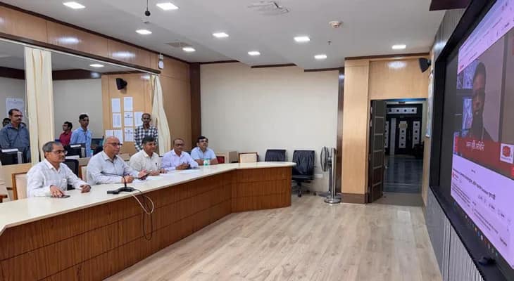 মুখ্যমন্ত্রী মমতা বন্দ্যোপাধ্যায়ের সঙ্গে কথা বলার পর ফের নবান্নের কন্ট্রোল রুমে মুখ্যসচিব মনোজ পন্থ, সঙ্গে রয়েছেন কৃষি সচিব ওঙ্কার সিং মিনা ও বিপর্যয় মোকাবিলা সচিব রাজেশ সিনহা