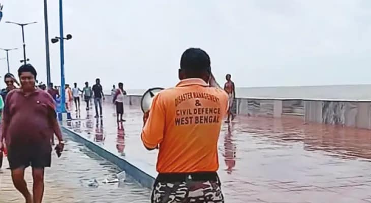 নিম্নচাপের বৃষ্টি ও উত্তাল সমুদ্র, দীঘায় হোটেলবন্দি পর্যটকরা