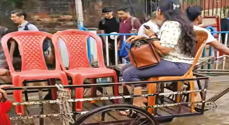 বাস-ট্রেন-মেট্রো বিপর্যস্ত, ‘হাতি’র যাত্রায় ফিরল শহর! ভ্যানের উপর চেয়ার! সেক্টর ফাইভে আজব ‘গণপরিবহণ’