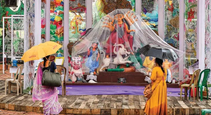 হাঁটু জল ভেঙে দুর্গা দর্শন শ্রীভূমিতে, আলো বন্ধ রাখল বহু পুজো কমিটি