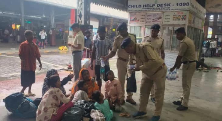 হাওড়ার অধিকাংশ ওয়ার্ডই জলের তলায়,  পুজোর আগে ভেস্তে গেল মঙ্গলাহাটের বিক্রিবাটা