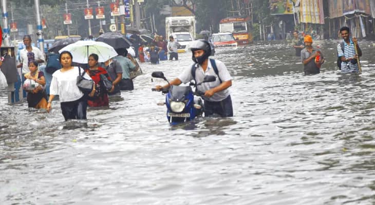 জোয়ারের সময়ই ভারী বৃষ্টি, খোলাই গেল না লকগেট...