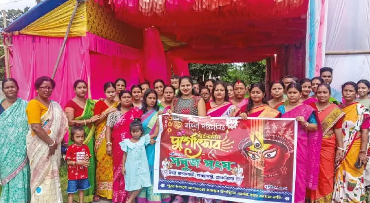 মহিলাদের উদ্যোগে এবছরই দুর্গাপুজো শুরু উত্তর খাগড়াবাড়ির সারদাপল্লির সবুজ সংঘে