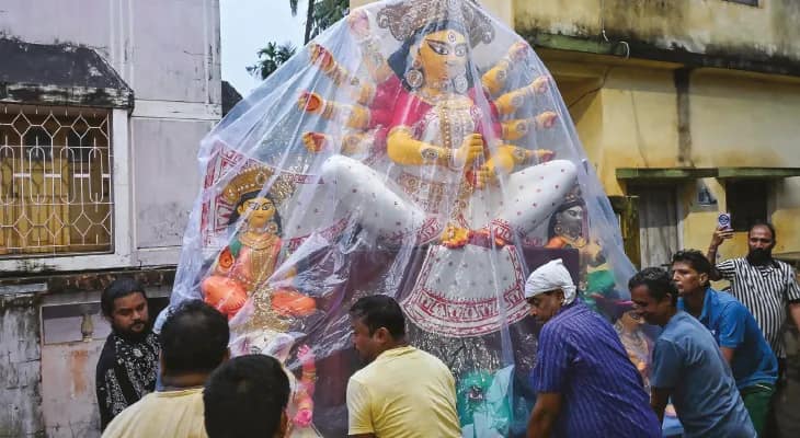 কৃষ্ণনগর: পঞ্চমীর আগে কাজ শেষ করতে আলোকশিল্পীদের ব্যস্ততা তুঙ্গে