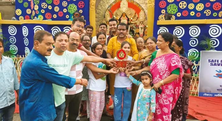 চাঁচল সদরের দক্ষিণপাড়া দুর্গাপুজো কমিটির থিম ‘মুখ ও মুখোশ’