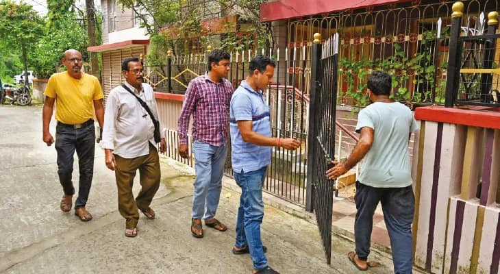 নেপাল ভ্রমণে প্রোমোটার, বাড়িতে সশস্ত্র ডাকাতি