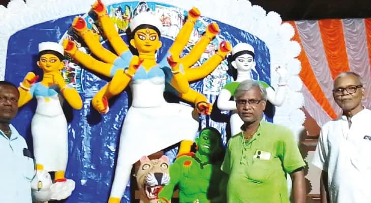 সাতগাছিয়া সরস্বতী সংঘের শতাব্দী প্রাচীন দুর্গাপুজোয় মেতে বাসিন্দারা