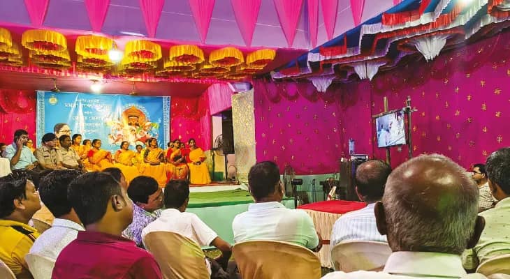 পঞ্চমীতে লালপাড় শাড়ি পরে প্রতিমা আনবেন ভোটপট্টি সর্বজনীন দুর্গোৎসব কমিটির মহিলারা