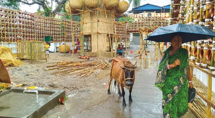 বৃষ্টিতে লণ্ডভণ্ড পুজোর প্রস্তুতি