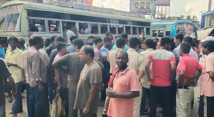 বুধবার সকালে কৃষ্ণনগরে এক টোটো চালকের হাতে নিগ্রহের প্রতিবাদে পরিষেবা বন্ধ বাস চালকদের