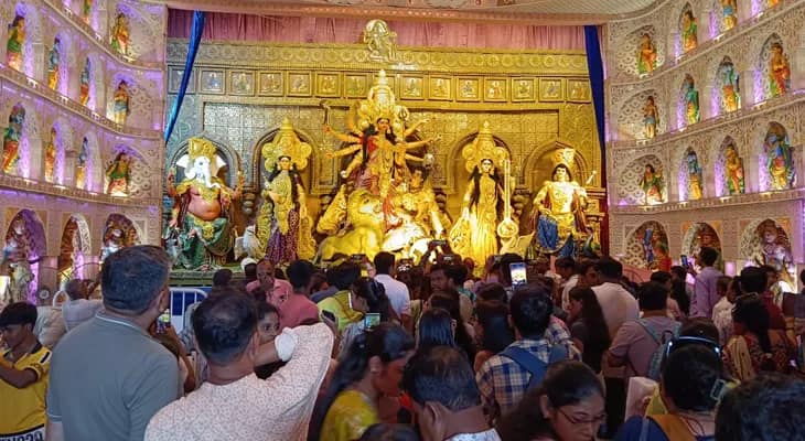 উদ্বোধন হতেই একডালিয়াতে ঠাকুর দেখার ভিড়