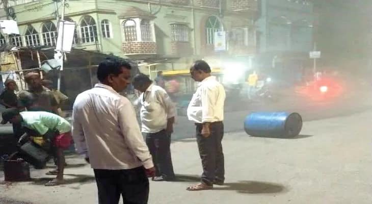 পুজোর মুখে শ্রীফলা রোডে পিচ দেওয়া শুরু