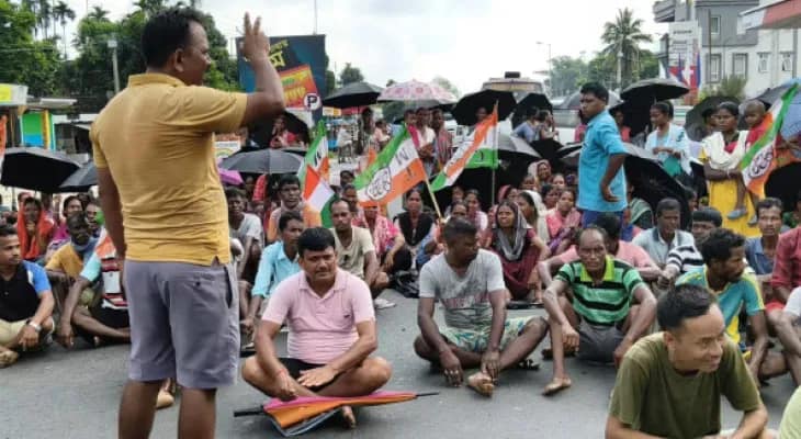 ২০ শতাংশ বোনাসের দাবিতে পথ অবরোধ অটল বাগানের শ্রমিকদের