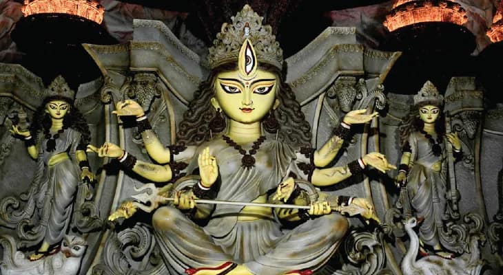 ৩ কোটি রুদ্রাক্ষ দিয়ে চেতলা অগ্রণীর মণ্ডপ