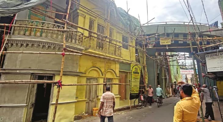 ফ্লাইওভারের নীচে বসবাস থেকে ‘তুচ্ছ’ গামছা, থিমের রাজত্বে সাধারণই অসাধারণের আধার