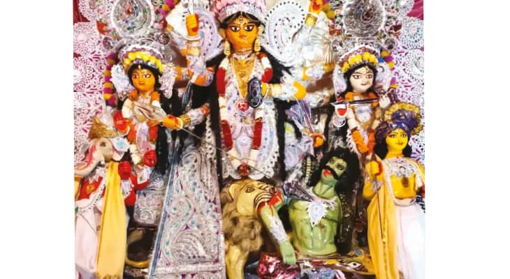 বারাকপুরের কালিয়ানিবাসে দাশগুপ্তদের পুজো, তন্ত্র মতে মাকে দেওয়া হয় মদ-মাছ-মাংস