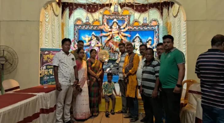 বাঁশের কারুকার্যে কাল্পনিক মন্দির ফুটে উঠছে রাজগঞ্জের শ্রী সংঘে