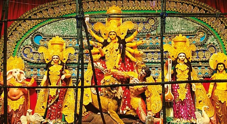 বুর্জ খলিফা সহ আস্ত দুবাই সিটি সল্টলেক আইবি ব্লকে, ১২৩ কেজি সোনার গয়নায় সাজছে প্রতিমা