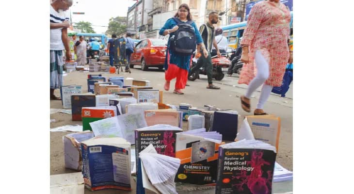 রাস্তাজুড়ে বইয়ের ‘লাশ’, কোটি কোটি টাকার ক্ষতি! ঘুরে দাঁড়াতে মরিয়া বানভাসি কলেজ স্ট্রিট