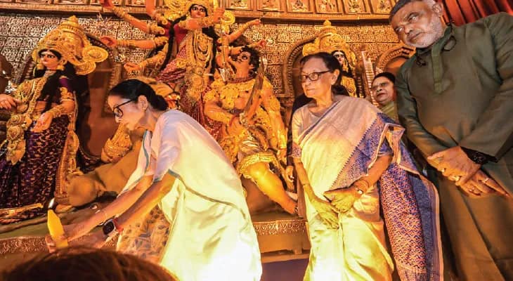 দুর্যোগের পর পরিস্থিতি সামলাতে ‘অভিভাবকের’ ভূমিকায় মুখ্যমন্ত্রী , একদিনে রেকর্ড সংখ্যক পুজোর উদ্বোধন