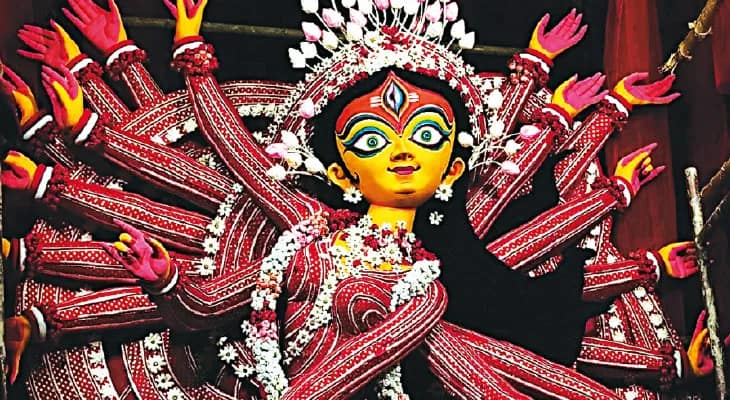 শিল্পী সনাতনের হাতে সেজে উঠেছেন আঠারো হাতের নৃত্যরতা অষ্টাদশী দুর্গা, নলিন সরকার স্ট্রিটে থিম ‘রূপান্তর’